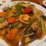 中華麺 遊光房 - 五目あんかけ焼きそば（柔らか） 880円 少なめ、で注文しましたよ...、餡はオイスターソース寄り...