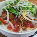 小さな食堂 ヒロ - マグロサラダ丼 ※少しサラダをずらすとマグロがはっきりと見えます(2021.10.01)