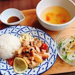 カンボジア料理とアジアンキッチン ニャムバーイ - チキンロックラック。見た目日本食ぽい