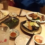 Hananomai - 終盤になるとテーブルの上は食べ物で埋まりました。(2012.11.17)