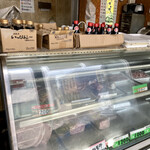 伊藤精肉店 - 見えんけど左下のデカい塊り、g2200円のステーキ肉だった。買えん(;_;)