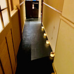 日本橋 蕎ノ字 - ◎エントランスの廊下に月見行灯が置かれている。