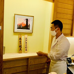 日本橋 蕎ノ字 - ◎故郷静岡の赤富士の版画を説明する鈴木さん。いつも謙虚で人柄は最高の料理人であり、皆んな魅了されている。