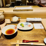 日本橋 蕎ノ字 - ◎カウンターの設え。大根おろし、天汁、塩、酢橘。