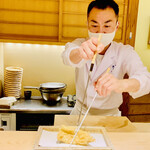 日本橋 蕎ノ字 - ◎穴子をカットしていくと、ジュッと音がする。