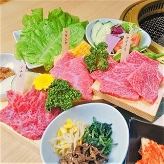 定食、盛り合わせなど豊富なメニュー