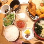 きなり - 大きなフライドチキンと広島産カキフライサルサソース定食