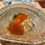 鮨 むらやま - 新いくら、北海道の毛蟹、の後ろには新…なんだっけ、シャキシャキした美味しい葉っぱ(ﾟ∀ﾟ)ナンテコッターみたいな感じの名前だったような。。と、これまたヤッテラレッカーみたいな名前の菊！