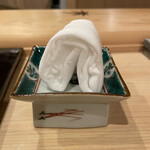 鮨 むらやま - 握り用のおしぼり、を置くやつが高くなってるのは拭きやすくするためなんですって！今まで何回も来てんのに初めて来た人に言われて初めて知った笑