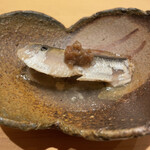 鮨 龍次郎 - 小鰯だっけ？チビ鰯的な…でも鰯とは全く違うんですって！上には梅肉ではなく梅煮。う〜ん、いつも食べてる鰯缶とは全然ちげーぜ！(たりめーだ)