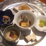 和shoku。の水 - 酒菜盛合せ：中央ズワイガニの豆腐、下がスモーク豆腐、時計回りで山芋酢の物、？、虎河豚の煮こごり、銀杏等