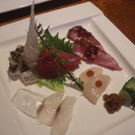 和shoku。の水 - お造り盛合せ：下から時計回りでコチ、アロエ、太刀魚、ブリ、帆立、中央が鮪、山葵の横がムース状醤油
