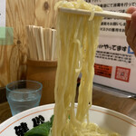 らーめん健心 - 中太麺をリフト⤴️