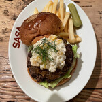 GRILL BURGER CLUB SASA - 【10月のMonthly Burger】  『〜ディル香る〜柿とクリームチーズのカクテルサラダBurger¥1150』 ※平日ランチは、ソフトドリンク付