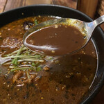 イエロースパイス - とんこつ入りスープ「黒」サラサラでも味は濃厚