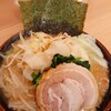 Yokohama Iekei Ramen Fukagawa-Ya - 豚骨醤油。開店サービスでキャベモヤをトッピング