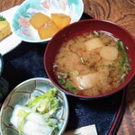ながしま食堂 - アツアツほっこりの味噌汁　漬物もうまし！