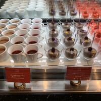 スカイビュッフェ51 - ザッハトルテはチョコ感薄くベリー？の酸味が強め。