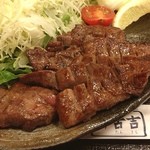 新舌吉 - 牛タン定食1200円。
有楽町駅の真ん前、ビルの地下一階です。
ご飯おかわり自由はうれしいけど、肝心の牛タンが旨くない。硬いし、少ないし、値段の割にね。