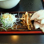 とうふ屋ら～めん - 別盛りで付きます　トッピングのチャーシューと具たち