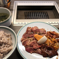 上野太昌園 上野本店 - おいしそう
                    全軍突撃だー
                    まずニンジンとタマネギは鉄板の隅っこで温まっていろ！