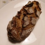 ル・プチメック 日比谷店 - クルミのパン・オ・ルヴァン　¥378
                                期待を裏切らないハード　包丁は研いでおくべし