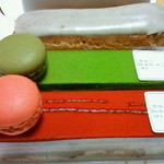 パティスリー・サダハル・アオキ・パリ 丸の内店 - 奥からバニラエクレア（英語読み！）、抹茶？、センシュエル