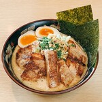 我流風 - 炙り肉盛りラーメン