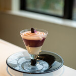 レストラン オオツ - 2021.10 ピオーネ果肉とピオーネのジュレ 桃のソルベ グランマニエのムース チョコレーズン