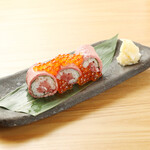 Matsusaka beef tuna meat roll Sushi topped with salmon roe