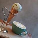 Mighty steps coffee stop - ジェラート ピスタチオ＋カフェラテ