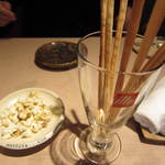 L’ISOLETTA - グリッシーニとポップコーン、ポップコーンはチーズ味