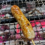 Sumibiyaki Sakaba Torikou - 旨味たっぷりでしっかりとした食感と味わいのある生ウインナーを炭火で焼き上げております。