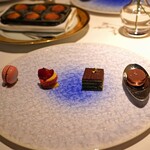 朗 長谷川稔Lab - 小菓子　　チョコレートボンボン、プラムのプチシュークリーム、抹茶のオペラ、パッションフルーツのマカロン