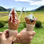 あさむらいちご園 - 【ソフトクリーム】ストロベリーソース(350円)と抹茶金時(385円)