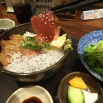 和食居酒屋 咲くら - 「湘南しらす・まぐろの海鮮丼＆ローストビーフサラダ」まぐろアップ