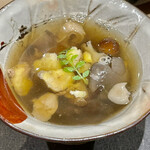 鮨 心白 - 最初は意表をついた秋の味覚、キノコ汁です