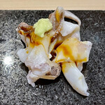 鮨 心白 - 墨烏賊の下足を炙って煮詰めと山葵でいただきます