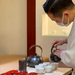 兄弟寿し - 紅茶を入れる店主