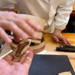 兄弟寿し - 黒ムツを手渡し