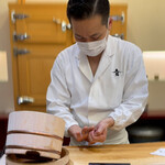 兄弟寿し - 鮪を握る