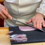 兄弟寿し - 鯵に細工包丁