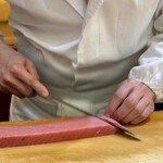 兄弟寿し - 鮪を切る