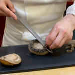 兄弟寿し - 切られる鮑