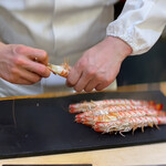 兄弟寿し - 殻を剥かれる車海老