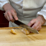 兄弟寿し - ばい貝を切る