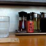 中華料理 鳳凰 - わたしのカウンター席、お冷とおしぼりと調味料達。