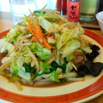 中華料理 鳳凰 - 「野菜炒め」(¥600-税込)のワンショット！出来立ての様子です。この照りをご覧ください。野菜達の活き活きした色・艶をご覧ください。見ているだけでも美味しいです。いや美味し過ぎます。