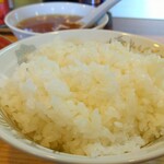 中華料理 鳳凰 - 野菜炒めの相棒には白飯(しろめし)が一番！ご飯が進みます進みます。野菜炒め、ご飯、ご飯、中華スープ。三角食べでいきましょう。