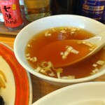 中華料理 鳳凰 - この中華スープをひと口目に啜(すす)る時、ほんのりと生姜の香りがしましてね。このわたしの鼻腔を擽(くすぐ)るわけです。これが堪らないんですよねー。細かく刻んだ葱との相性が良いのです。